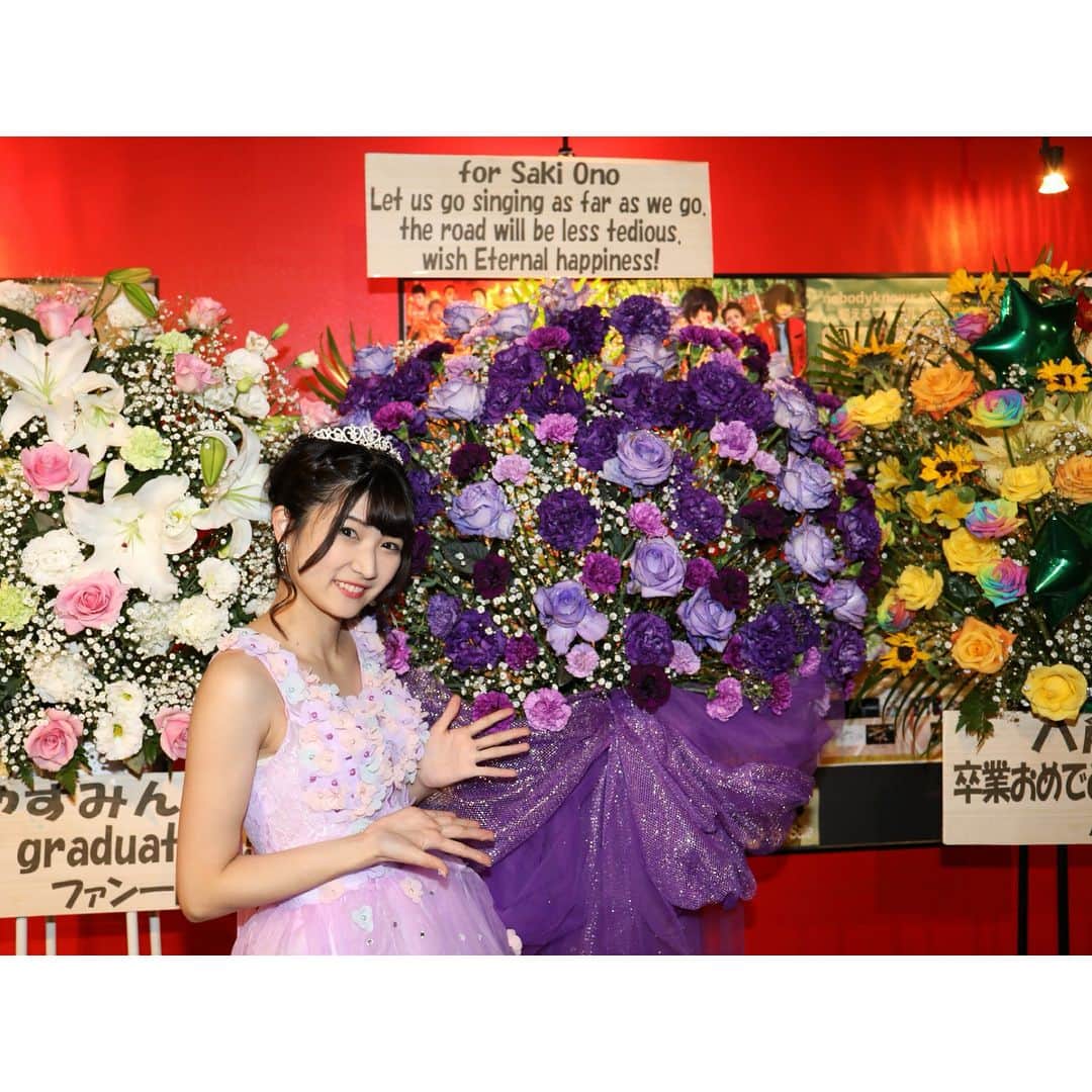 大野咲貴さんのインスタグラム写真 - (大野咲貴Instagram)「. . あけましておめでとうございます✨ 2018年みなさんとわたしにとって 良い一年になりますように。 年女です。ワン。 . 卒業公演ではたくさんのお花や飾りを ありがとうございました✩ 花束もたくさんありがとう。 お家がお花だらけで華やかです。 . . #おーえすゆー #osu_idol #大野咲貴 #さきやん #instahappy #instagood #instadaily #nagoya #followme #insta_nagoya #卒業公演 #ダイアモンドホール #スタンド花 #紫の花 #happynewyear #2018」1月1日 9時14分 - ono_saki