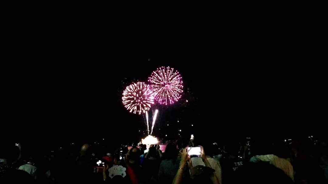 實藤友紀のインスタグラム：「明けましておめでとうございます！ 今年もよろしくお願いします。  #ワイキキビーチ#年越し#日本との時差#戸惑い#ハワイ時間に合わせて#インスタ更新#今年も#アビスパ#必ずJ1昇格#アビスパ福岡」
