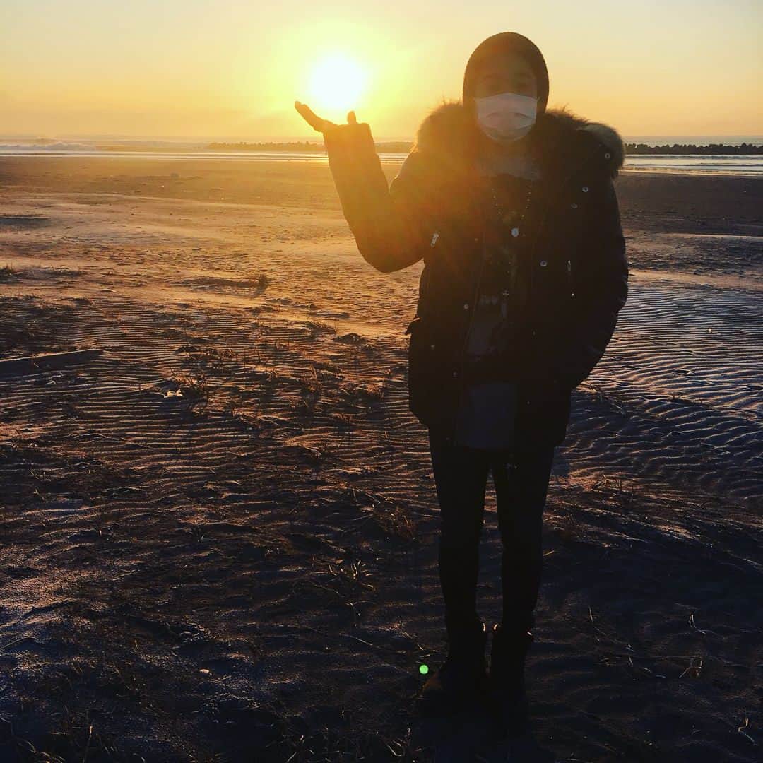 のインスタグラム：「明けましておめでとうございます！お仕事でお世話になりました皆様、いつも応援して頂いています皆様、昨年はありがとうございました。 2018年、感謝の気持ちを忘れずに、より一層気合い入れて実のある1年にしようと思います！ 皆様、本年もご指導ご鞭撻の程よろしくお願い致します。 🌅🎍🍶🎌」