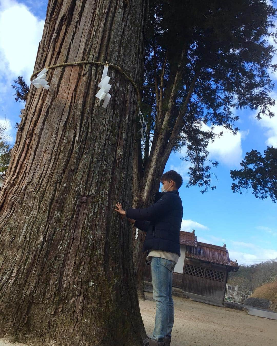 山岡泰輔さんのインスタグラム写真 - (山岡泰輔Instagram)「#初詣⛩  #清神社  #必勝祈願  #参拝  #おみくじ  #今年の運勢は  #小吉  #なんとも言えない  #小吉なりに今年もがんばります  #大木  #パワー  #もらいました✌️」1月1日 12時02分 - yamaokataisuke__official