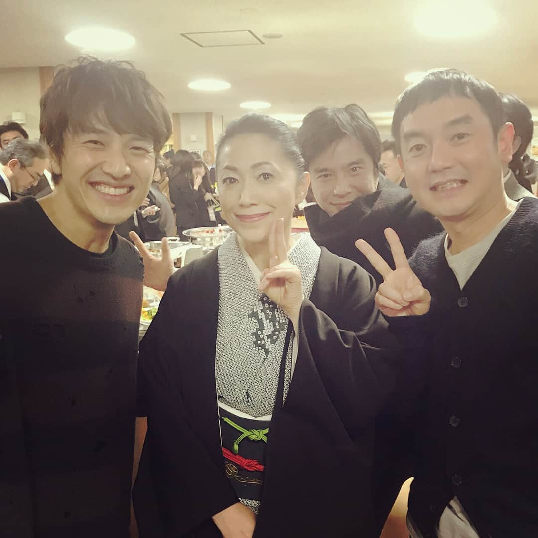 北川悠仁さんのインスタグラム写真 - (北川悠仁Instagram)「#あけましておめでとう #NHK紅白歌合戦 #おまけ #打ち上げにて #ブルゾンちえみさん #withB #もとい #withY #ブルゾンさんとっても魅力的 #紅組トリ #石川さゆりさん #いつお会いしても美しい #後ろには #エレファントカシマシ #宮本さん #オープニングでは一緒にカモナマイハウスを踊り #エンディングでは蛍の光を一緒に歌えて #幸せでした  #村上茉愛さんと #お兄さんの雄人さん #長丁場ご苦労様でした #出番前の楽屋にて #XJAPANさん #鑑賞 #YOSHIKI様 #ドラムに降臨 #涙  #大トリ終えて #燃え尽きて真っ白になりました #お正月ゆっくり休もう」1月1日 12時07分 - yujin_kitagawa