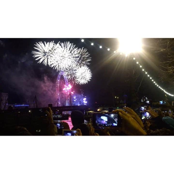 Yu-kiのインスタグラム：「Happy new year!💙❤️ Welcome to 2018👐🏻in London🇬🇧#fireworks2018 #london#newyear#2018#unitedkingdom」