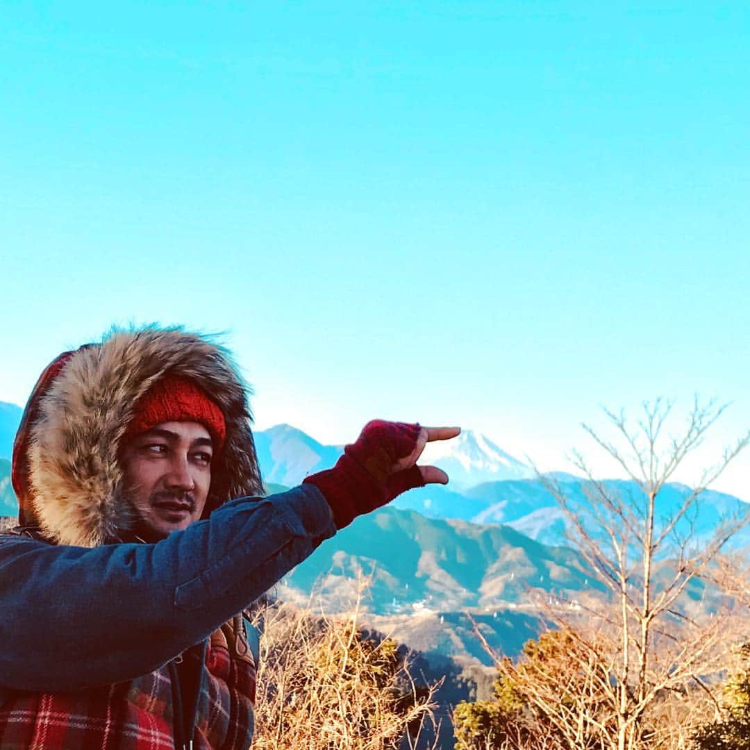 加藤厚成さんのインスタグラム写真 - (加藤厚成Instagram)「賀正🎉 恒例のマウント高尾登頂からの本年も同様にお付き合い下さいます様、よろしくお願い申し上げます。皆様の健康と幸せをお祈り致します。 加藤厚成  #happynewyear #初詣 #謹賀新年 #2018 #mttakao #高尾山  #mtfuji #富士山 #mount #mountain #sky #bluesky #llbean #llbeansignature #マッドボンバー #madbomber #madbomberhat」1月1日 12時55分 - koseikato