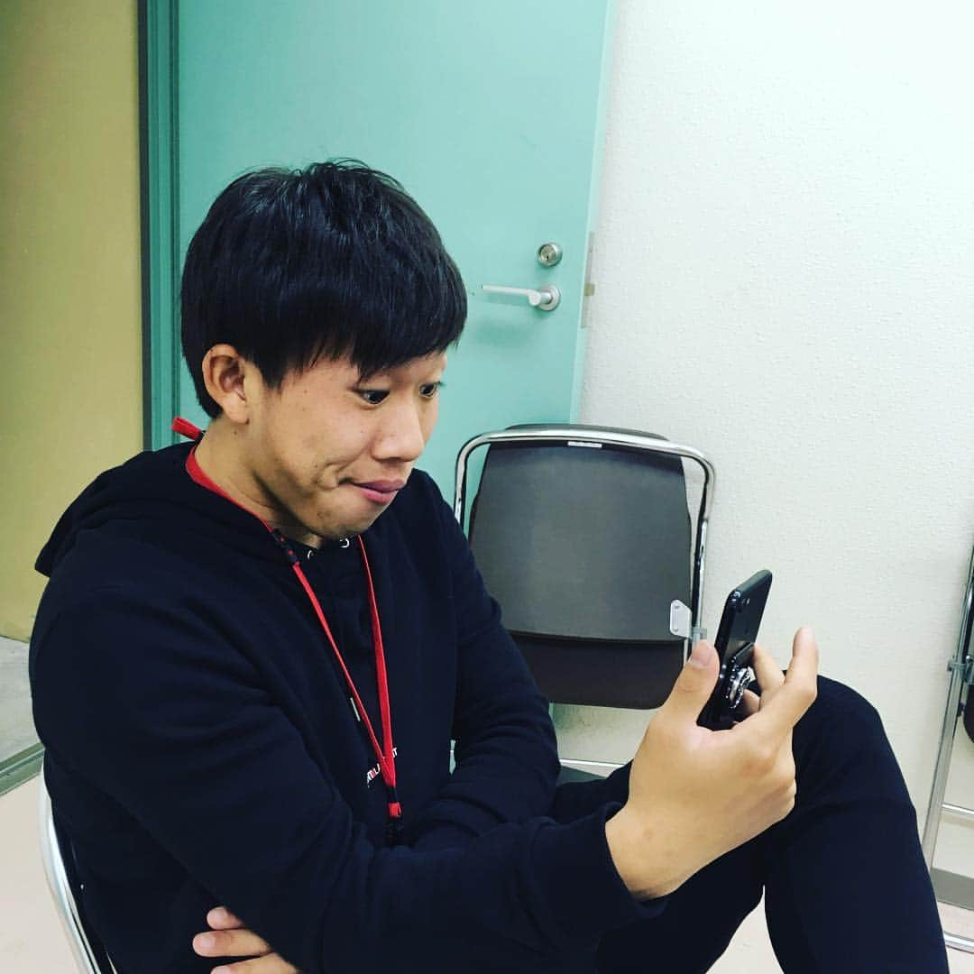平井将生のインスタグラム：「あけましておめでとうございます！今年もよろしくお願いします！ 新年早々インスタライブしてるやつ。 #丸岡満 #レノファ山口 #家近なった #今からイベント」