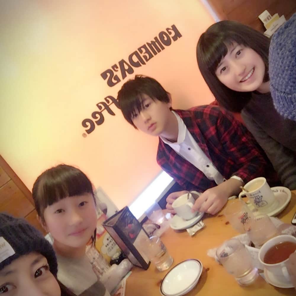 小林美香子のインスタグラム：「名古屋で、コメダに行ったよ。  姪っ子ちゃん、すっかり2人ともお姉さんになって、(๑>◡<๑)  変わらず、ば様の話題で大盛り上がり(๑>◡<๑)楽しいね*･゜ﾟ･*:.｡..｡.:*･'(*ﾟ▽ﾟ*)'･*:.｡. .｡.:*･゜ﾟ･*」