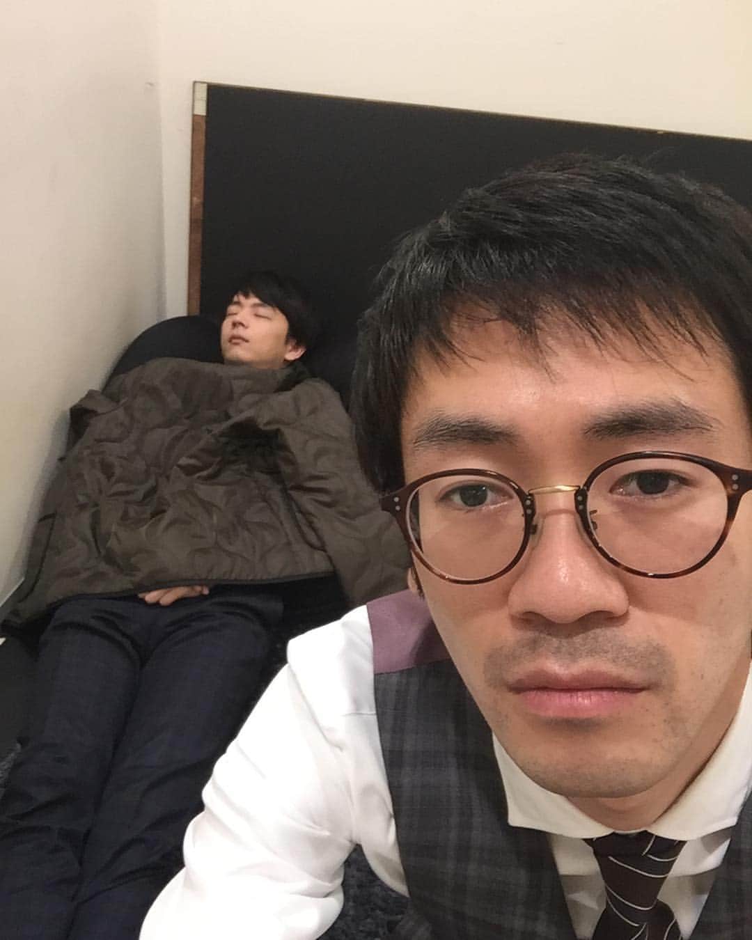 安田邦祐さんのインスタグラム写真 - (安田邦祐Instagram)「新年あけましておめでとうございます。 今年もよろしくお願いします。 ささやかですが僕からのお年玉、石井くん寝顔ショットです。 おそらくフリーキックの壁の夢を見てると思います。  #コマンダンテ  #お年玉 #フリーキック」1月1日 15時35分 - funnychinpan
