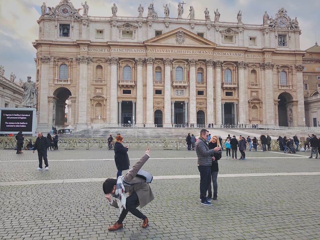 有本祐さんのインスタグラム写真 - (有本祐Instagram)「友達に写真撮られながらキメてって言われてこうなった。 バックにサン・ピエトロ大聖堂 ㅤㅤㅤㅤㅤㅤㅤㅤㅤㅤㅤㅤㅤ テーマ:バチカンに舞い降りた俺⭐️ ㅤㅤㅤㅤㅤㅤㅤㅤㅤㅤㅤㅤㅤ #周りの観光客に笑われながら写真めっちゃ撮られた #ヴァチカン市国 #サンピエトロ大聖堂 #イタリア #ローマ#vaticani #basiliscadisanpietro #vatican #italy #italia #roma」1月1日 16時12分 - arimochiworld