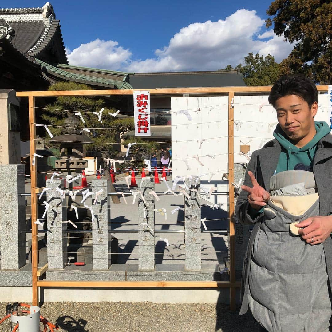 加藤翔平のインスタグラム：「あけましておめでとうございます🎍 今年も家族で箭弓稲荷神社に行ってきました⚾️ 息子はずーっと爆睡してましたが・・・😪 野球おみくじは大吉でした✌️ 2018年、チームとしても個人としても良い1年にします！ 今年も応援宜しくお願いします🙇‍♂️」