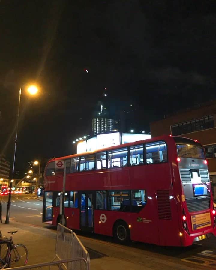 小塚源太のインスタグラム：「Happy New Year🇬🇧 I celebrated the New Year at my second hometown! 皆さま本年も"楽しく愉快に"宜しくお願いします💂🏽‍♀️🙌🏽 #2018 #newyear #london」