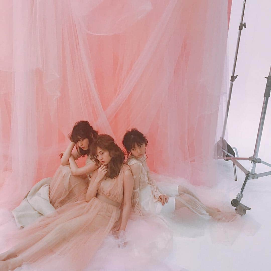 乃木坂46のインスタグラム：「A HAPPY NEW YEAR💜 レコ大に紅白に…大活躍の乃木坂46！今年もたくさんオフショットをアップします✨  2018年もよろしくお願いいたします🎍  #N46MODE #乃木坂46 #白石麻衣  #西野七瀬  #齋藤飛鳥」