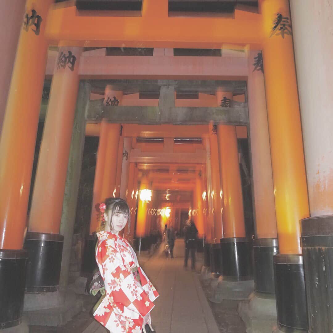 千葉思佳のインスタグラム：「伏見稲荷大社⛩  ずらーっと奥まで続く赤い柱が魅力的すぎた（ ; ; ）♡ . . . . . #ぷちぱすぽ #ぷちぱ #千葉思佳 #おもちゅ #京都 #kyoto #京都旅行 #京都観光 #京都散歩 #旅行日記 #旅行 #旅 #伏見稲荷大社 #fushimiinari #fushimiinaritaisha #神社 #京都着物レンタル #着物 #着物レンタル #京乃都 #編み込みアレンジ #黒髪」