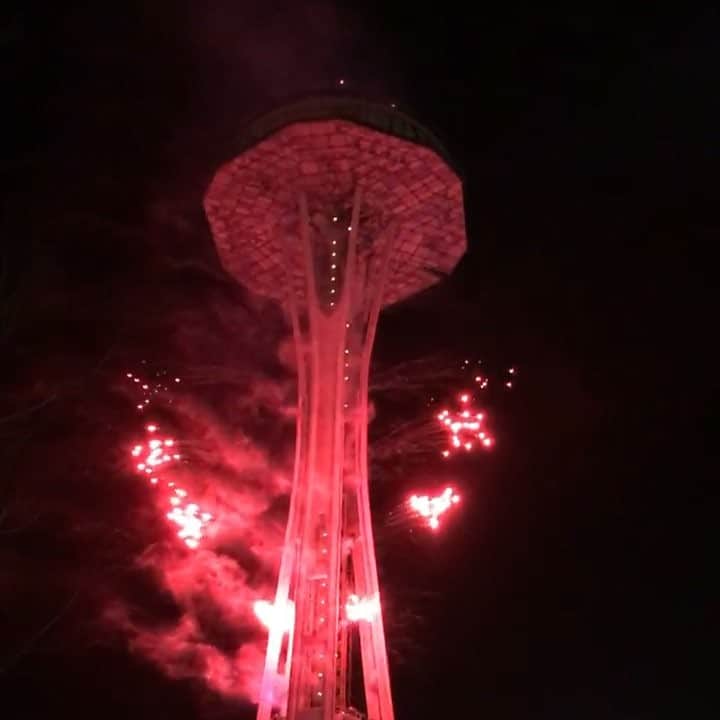 FattieButters®のインスタグラム：「Happy New Year Everyone! #happynewyear #spaceneedle #tmobile #seattlecenter #newyear #fireworks #fireworkshow #fireworksnight」