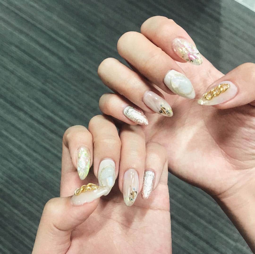 のインスタグラム：「Newnail💅 . 初めてのニュアンスネイル♥️ 派手すぎず、シンプルすぎないのが ネイルのテーマ💋💋 . #newnail #gelnail #nuancenail  #lapis #wintternail #instabeauty」