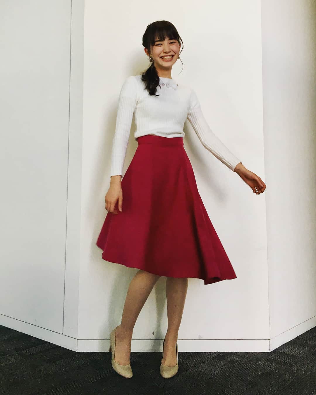 井桁弘恵さんのインスタグラム写真 - (井桁弘恵Instagram)「ㅤㅤㅤㅤㅤㅤㅤㅤㅤㅤㅤㅤㅤ おはようございます😊 今日はZIP!、 朝から観てくださった方ありがとうございました🍓 とうとういちごの季節がやってきて、 わくわくしてます🍓 そんな今日はいちご意識の衣装💗 ニット、スカート共に #beradiance でした。」1月16日 9時00分 - igetahiroe23