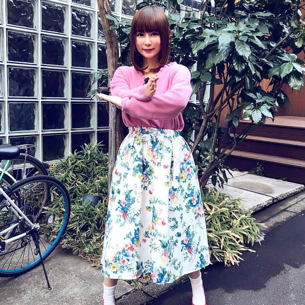 中川翔子さんのインスタグラム写真 - (中川翔子Instagram)「昨日の「ウチくる」ロケのコーディネート♪ で、これは何のポーズだろ？？ #中川翔子 #しょこたん #ウチくる #japanesegirl #cutegirl #fashion #knitskirt #fleurdekalina」1月16日 9時37分 - shoko55mmts