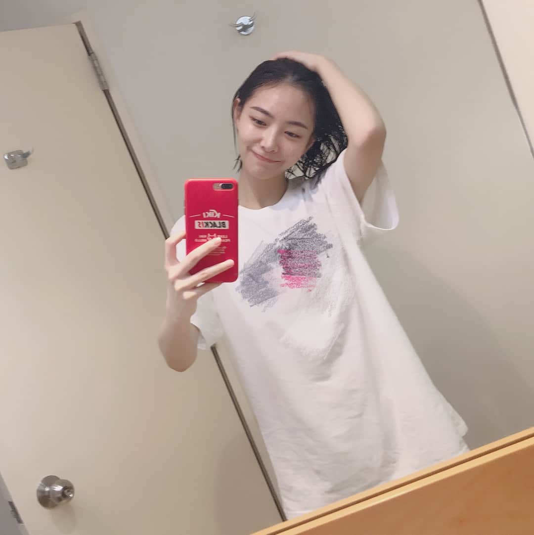 KIKIさんのインスタグラム写真 - (KIKIInstagram)「早上起床看到镜子里的自己 哇比想象中好看一点 忍不住来了几张😃✌🏻」1月16日 15時10分 - hellokiki77