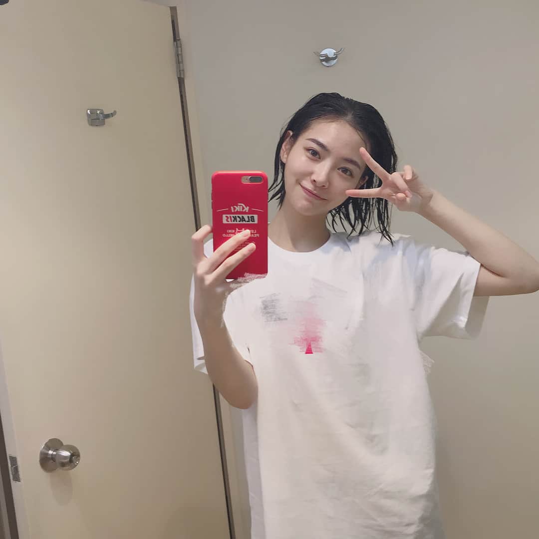 KIKIのインスタグラム：「早上起床看到镜子里的自己 哇比想象中好看一点 忍不住来了几张😃✌🏻」
