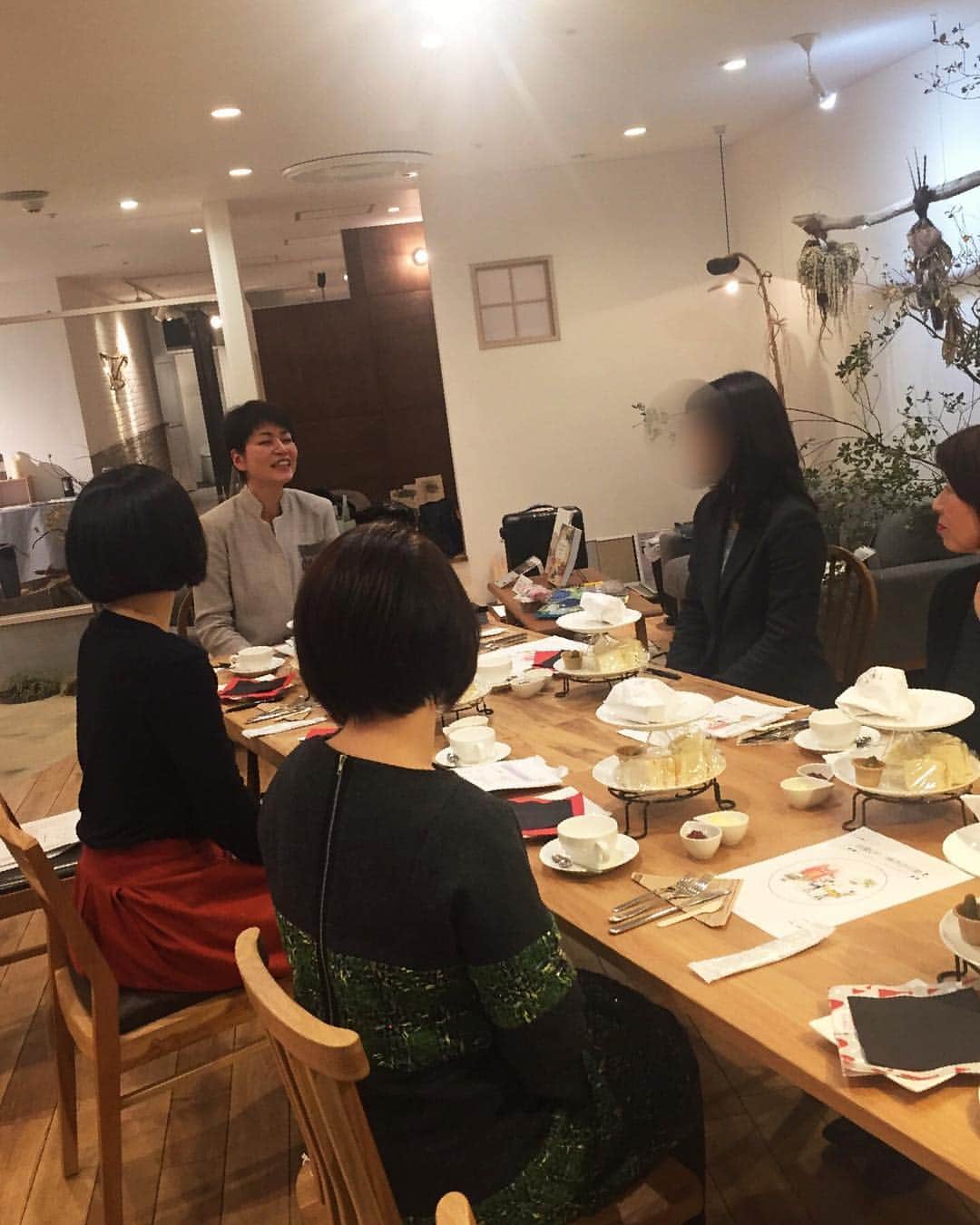 office manacalaのインスタグラム：「楽しい時間はあっという間💕#名古屋お茶会 #nagoya #幸せ #愛知県 #名古屋 #中区 #栄 #スカイル9階 #主婦 #ママ #変えたい #変化 #暮らし #マナー #心理 #自分らしく #美人ママ #スタイル #自己啓発 #パパママハウス #就職活動 #就活 #カラー診断 #カラーリスト #rizap #上品 #親子 #しつけ #輝く女性のための #もう一度輝くことができるなら楽しみながら頑張る」