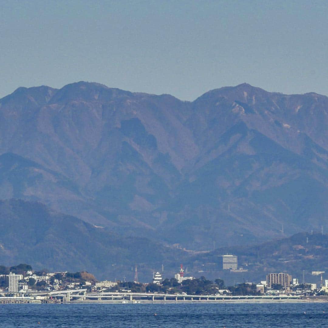 池内万作さんのインスタグラム写真 - (池内万作Instagram)「真鶴半島から見た小田原。 お城が見える。そして箱根がバカでかい♪」1月16日 10時31分 - mandeshita