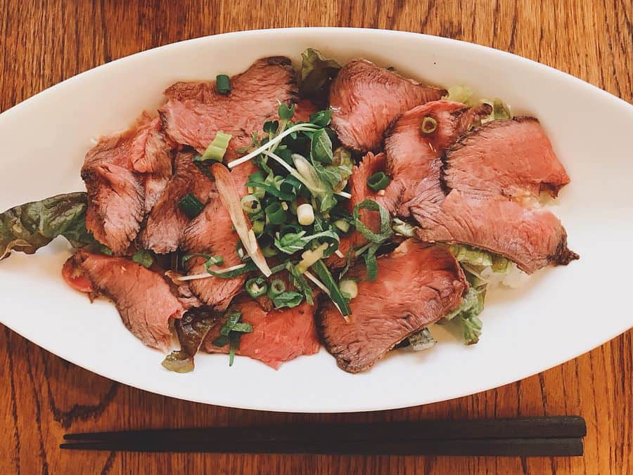 安達雅哉のインスタグラム：「たまにはこういうのも載せとこ😋 なんかアプリの力で美味しそうさが増した気がする！ #フラッと入ったカフェ #ローストビーフ丼 #SGTSの時 #下北沢 #フレンチトースト  #foodie #アプリ」