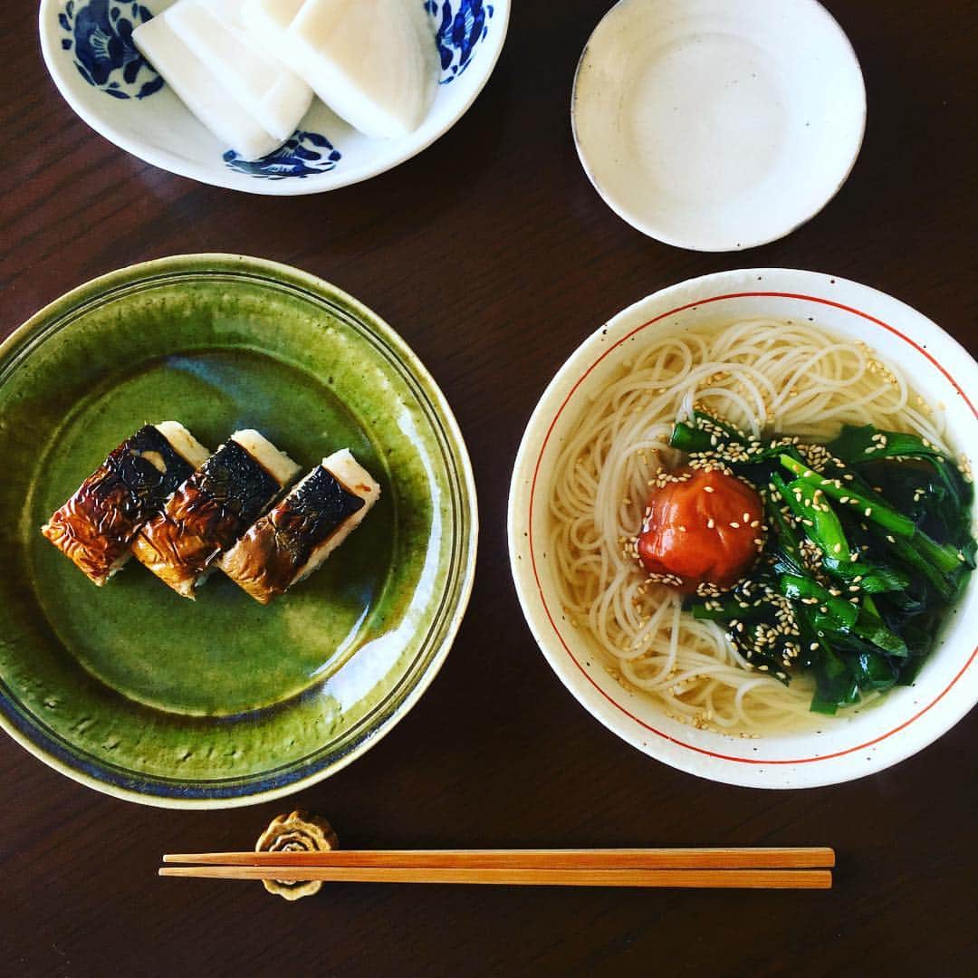 志摩有子さんのインスタグラム写真 - (志摩有子Instagram)「焼き鯖寿司とニラ梅にゅうめん。簡単にできて汁物代わりになる便利な一品。胡麻油で炒めたニラがいい味出してくれる。 #ニラ梅にゅうめん #ニラそうめん」1月16日 12時39分 - ariko418