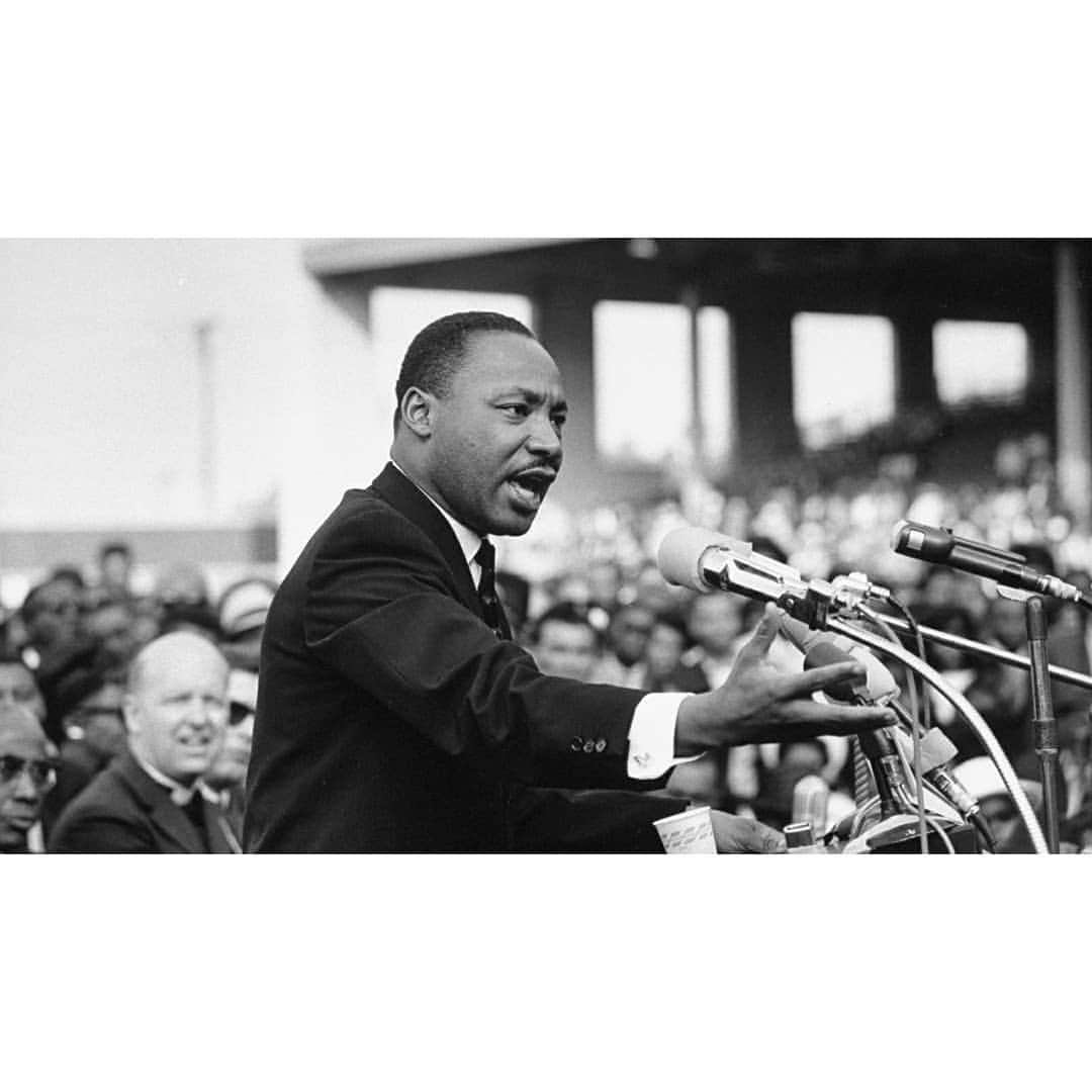 吉松育美さんのインスタグラム写真 - (吉松育美Instagram)「1.15.2018 Today is a Martin Luther King Jr. Day.  He is so important to me... . When I was in junior high school I memorized his great "I have a dream" speech to study my English. I recorded his speech and listened it and repeated it a million times. I delivered his speech in front of my entire school... . .  Moved by his words, inspired by his actions and empowered by his legend. Thank you Dr. King. You were my greatest English teacher and life mentor. . . １月１５日の今日はマーティンルーサーキング牧師の日ということで祝日でした✨ . アメリカではこんな時代なので…(苦笑)キング牧師デーに色んな人種差別をテーマとした議論をテレビで耳にします。私にとってもキング牧師と言えばとっても意味がある方。 . 私が中学生の時に、英語の暗唱大会に出るために彼のスピーチを必死に勉強したことを思い出します。カセットテープに「I have a dream」スピーチを録音して何度聞き、何度口にしたことか… 。キング牧師のように力強くスピーチを!! と大好きだった英語の先生と毎日放課後は学校で練習😂懐かしい… . 学校の代表に選ばれて、英語の暗唱大会に出て恥ずかしかったけどちゃんとスピーチしたこと。キング牧師は私の英語の先生であり、彼の勇気と行動に感銘をうけた人です!!!!! Thank you Dr. King.✨✨✨ . . #martinlutherking #115 #legend #inspire #respect #america #history」1月16日 12時50分 - ikumiyoshimatsu