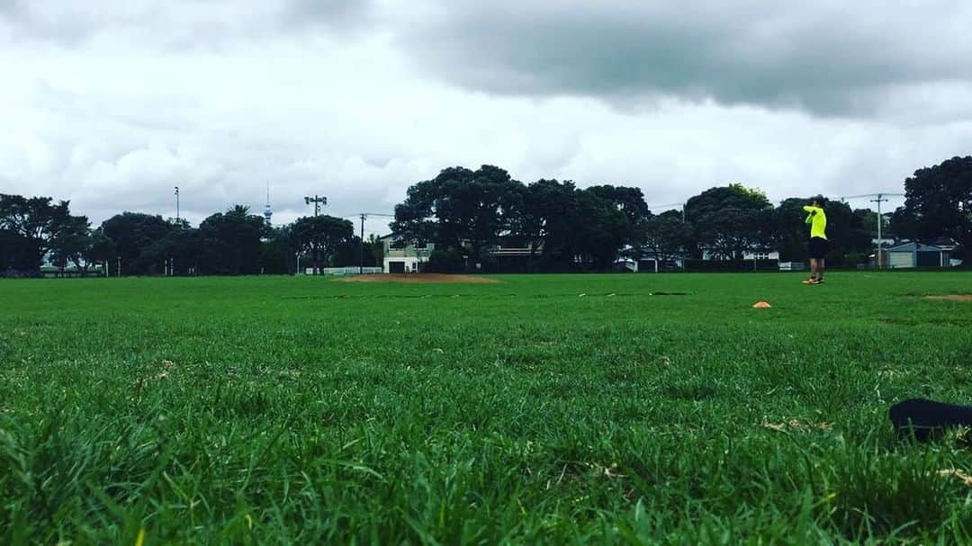 唐川侑己のインスタグラム：「雲が多めの日でした🌥 #自主トレ#Auckland#タイムラプス#置いといたらひっくり返る#おそろコーデ#黄色#ミズノ#残りも頑張ります」