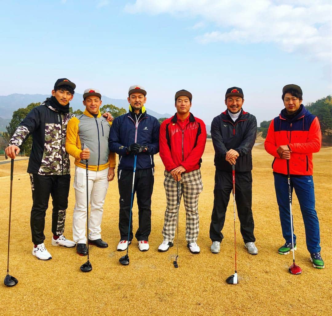 中川大志さんのインスタグラム写真 - (中川大志Instagram)「今日は自主トレ最後の休日です！ みんなでゴルフ！ #自主トレ#休日#チーム嶋#ゴルフ#山田くんだけ#なぜかパター持ってます#皆さんお気付きですか」1月16日 13時05分 - taishi_nakagawa