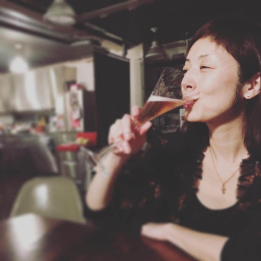 高岡早紀 さんのインスタグラム写真 - (高岡早紀 Instagram)「新年、明けましておめでとうございます！ 一夜明けたら新しい年の始まり。。 2018年もごくごく飲んで、パクパク食べて、心身共に健やかに… 本年もどうぞよろしくお願い致します！」1月1日 21時17分 - saki_takaoka