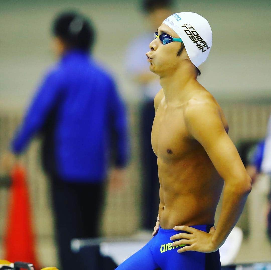のインスタグラム：「Happy New Year 2018🎉 can’t wait to swim myfirst race in🇨🇭this month!! 明けましておめでとうございます🎍 2018年はパンパシ水泳とアジア大会が行われる年。世界大会はないけど世界ランクを一つでも一位に近い所に上げることを目標に頑張ります🏊‍♂️ 去年よりもっともっと熱い応援よろしくお願いします！！！ 明日から練習🥊🥊 #チューしてる写真っぽい #2018 #roadto2020  #🌹🐶」