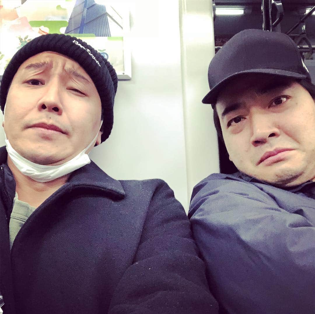 長田庄平のインスタグラム：「東京に帰って来てばったり斎藤さんに会いました。 #初慎二 #二人とも顔がやばい #50前のオッサン #カイジの地下労働者の顔 #オーラ0 #総移動時間10時間 #総ネタ時間60分 #こんなに長い元旦は初めて #もう5日な気がする #明日は幕張 #移動は続くよどこまでも」