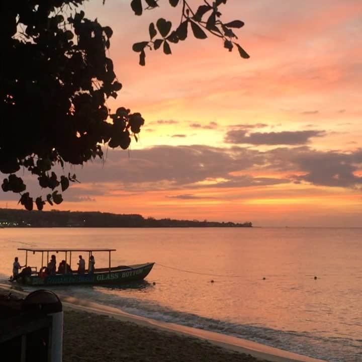 菊井亜希のインスタグラム：「Happy new year!!! 今年はjamaica🇯🇲で年越し😃 cultureshockは距離に比例する…双子抱えてまさに珍道中でございます🙌🏻 7マイルビーチからのsunset🌅 自分の悩みなんてちっぽけに思える 自分らしく、前に進もう🤸‍♂️ 2017年、関わってくださったみなさまに心からの感謝を🙏✨ 2018年もよろしくお願い致します☺️ respect!!! #jamaica#yogaretreat#negril#7milebeach#sunset」