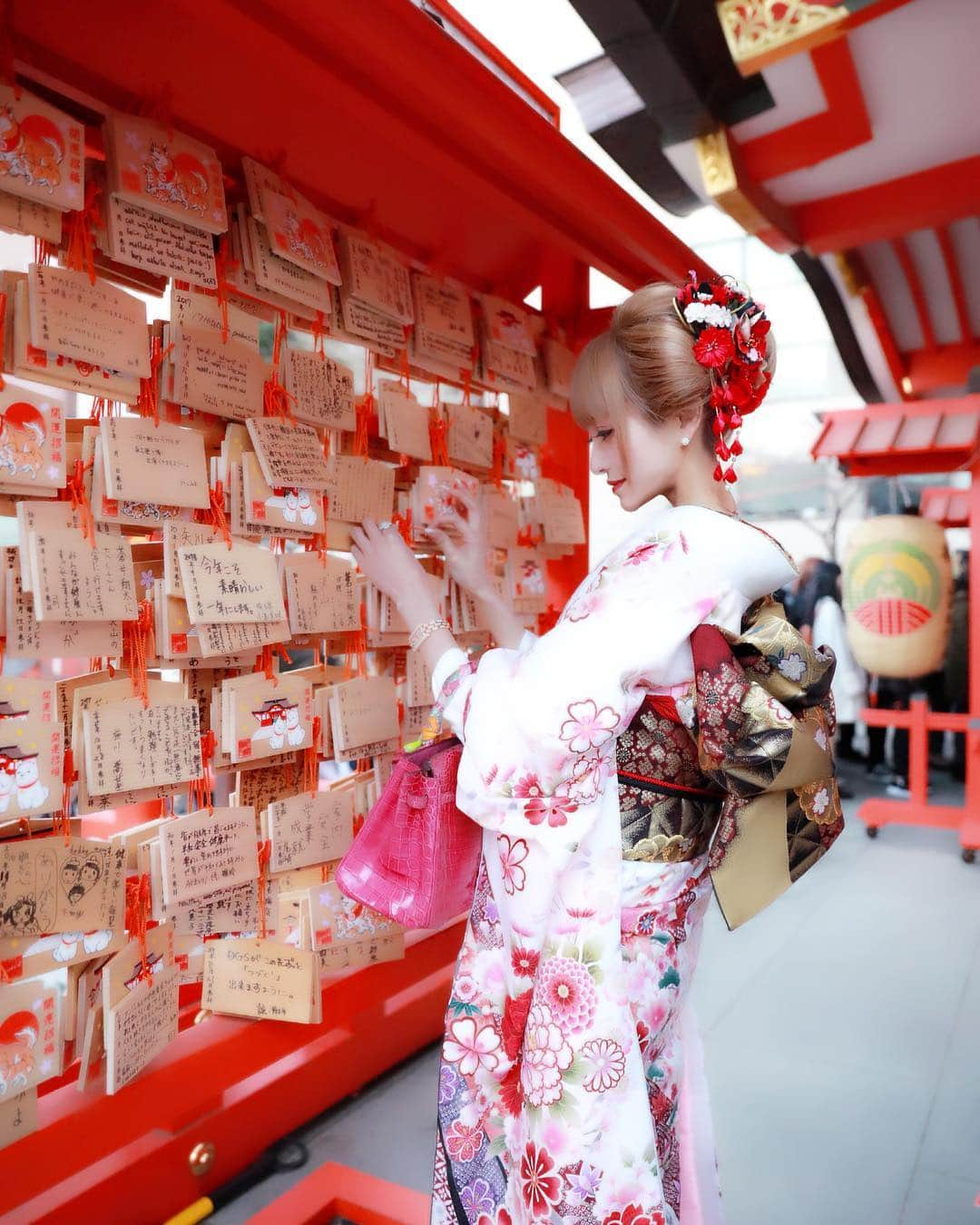 愛沢えみりさんのインスタグラム写真 - (愛沢えみりInstagram)「花園神社⛩♥️👘 . . 願いごと💜書き書きしました💜 . . 前髪ぱっつんで 髪の毛明るくしました💕 . #花園神社#新宿#お願いごと #戌年#2018#初詣#振袖#愛沢えみり」1月1日 22時52分 - emiri_aizawa