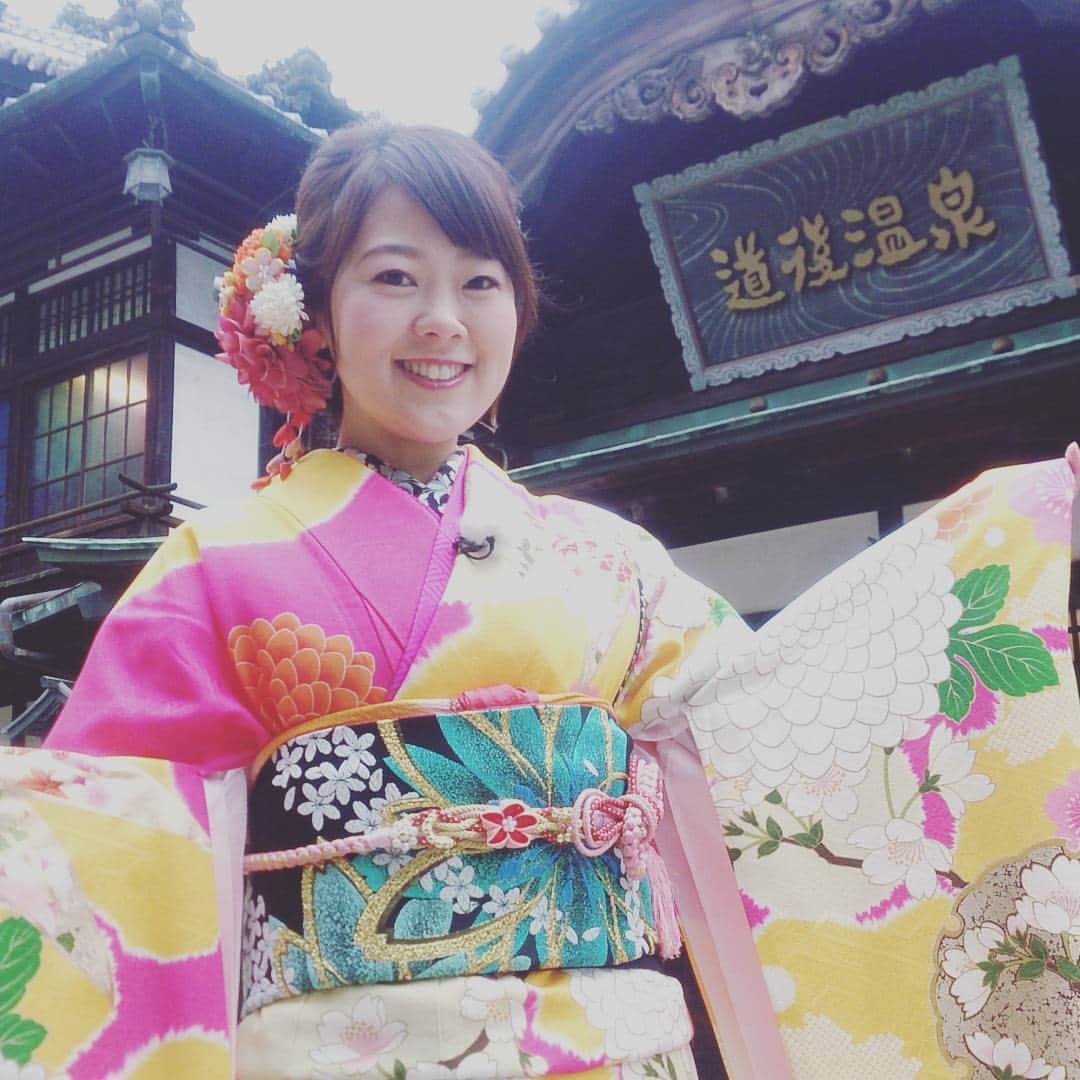 のインスタグラム：「あけましておめでとうございます(*^^*) 今年のお正月は実家でのんびりしております♪  さて、よるマチ！でご紹介した星占いによると、 今年はさそり座が、12年に一度本気で本音で勝負する年だそう！ 何事にも全力で頑張りたいと思います！！ 本年もどうぞよろしくお願い致します。  2018年皆さまにとって、幸せいっぱいの1年になりますように⭐  #道後温泉本館 前でパシャリ⭐  1月2日(火)午前11時15分～ 再放送3日(水)午前6時～ 「お年玉あげま～す2018」放送  豪華賞品を#振り袖 を来てご紹介させていただきました。 新年の運試しにぜひチェックしてみてください⭐  #ehime #道後 #kimono #着物 #正月 #あいテレビ #アナウンサー #ブライダルハウスマリエ」