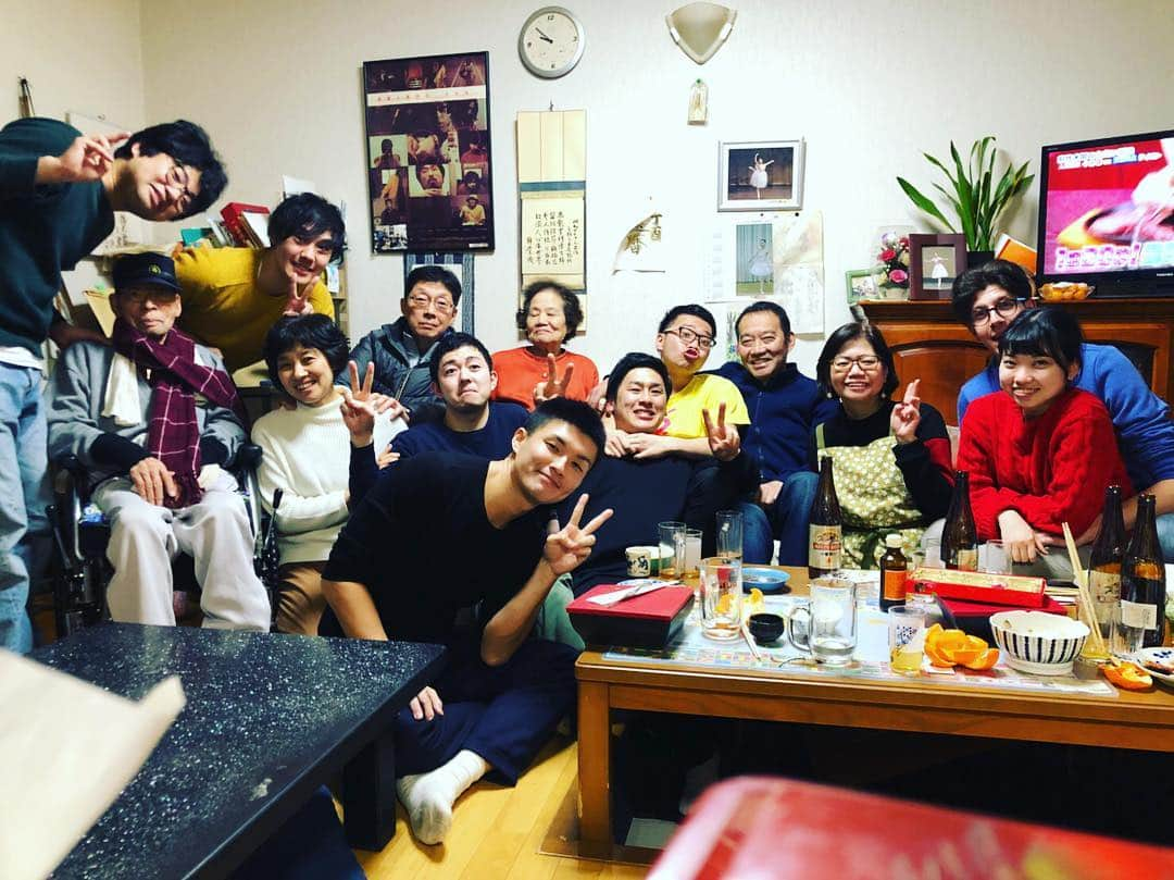 吉田圭佑さんのインスタグラム写真 - (吉田圭佑Instagram)「あけましておめでとうございます！ 今年もアッパレードをよろしくお願いします！ 正月は毎年恒例のTHIS iS パンの岡下さんの実家で飲ませてもらいました！もう、僕は岡下家です！あったかい家族でパワー貰ったんで今年はいい一年になりそうです！！」1月2日 0時04分 - aprdksk