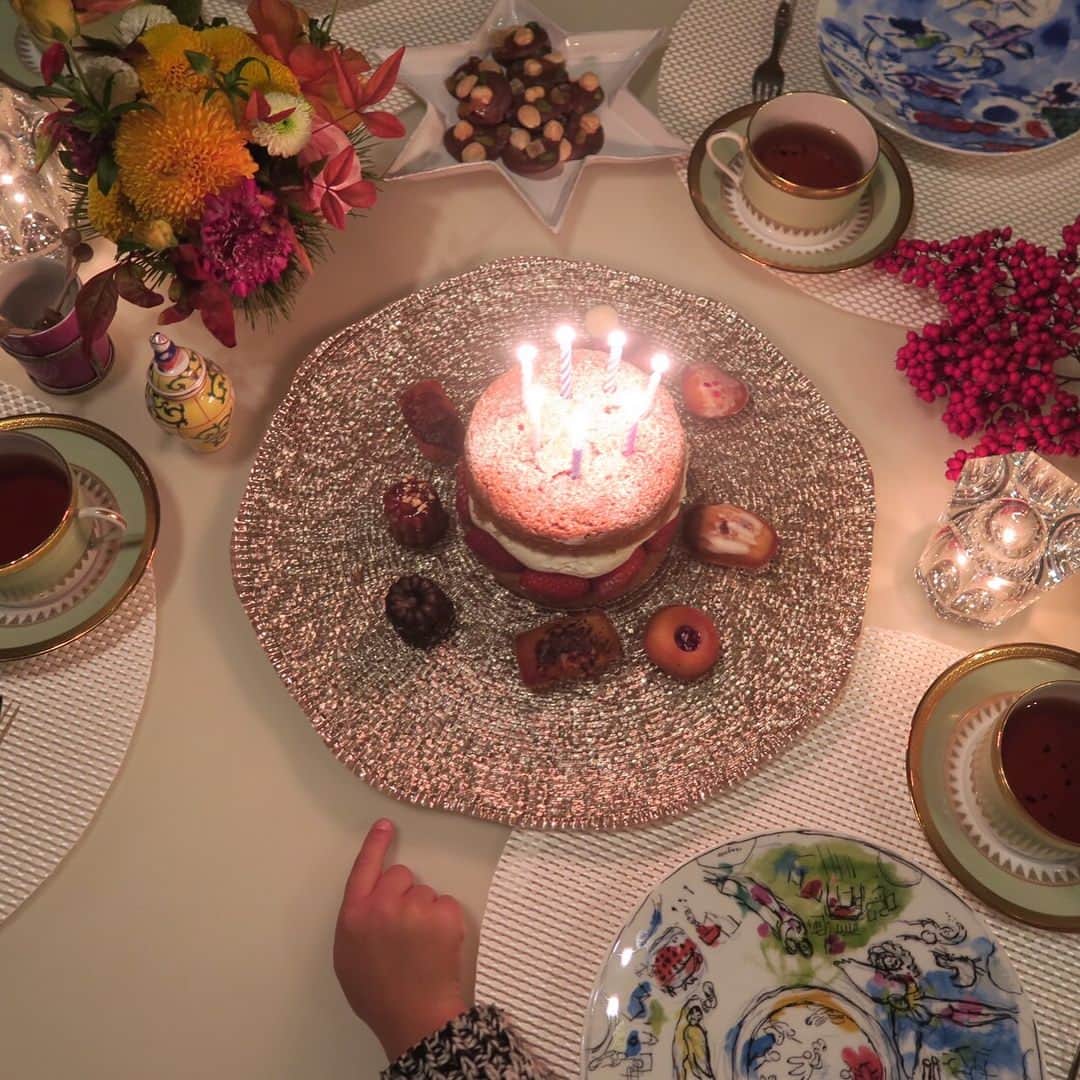 小川淳子さんのインスタグラム写真 - (小川淳子Instagram)「お正月 🎍 家族みんなで集まり 楽しいひと時💞  お昼はお母様のお家にお邪魔して おせちを頂き💖 夜は我が家で 吉兆さんの鶏鍋💞 のんびりケーキタイムも 楽しい😘💖 日本酒のおちょこにバカラが なかなか可愛いので 気に入っています💞  #myhome #table」1月2日 0時30分 - junkoogawa1225