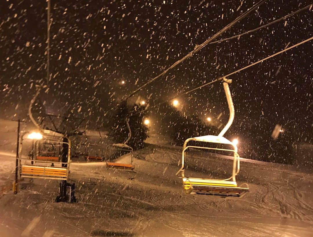 Rihwaさんのインスタグラム写真 - (RihwaInstagram)「初滑り行ってきた！❄️🏂🌠 ナイターのゲレンデはオレンジ色で綺麗だった！🧡❄️✨ 久しぶりのリフト、乗り降りするのもスリル満点！😂 スノボー、少しずつ覚えているよ！😳👍🌟 #Rihwa #snowboard #スノボー #ゲレンデ #ナイター #雪山 #スキー場 #初心者 #私は #グーフィー」1月2日 0時29分 - rihwa_official