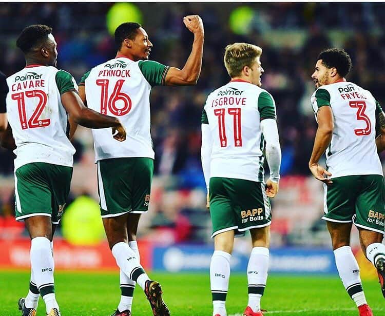 ロイド・イスグローヴさんのインスタグラム写真 - (ロイド・イスグローヴInstagram)「GETTTT INNNN!! Great win away at Sunderland! HAPPY NEW YEAR!! ❤️⚽️💪🏼💥 #ureds」1月2日 3時41分 - lloydisgrove