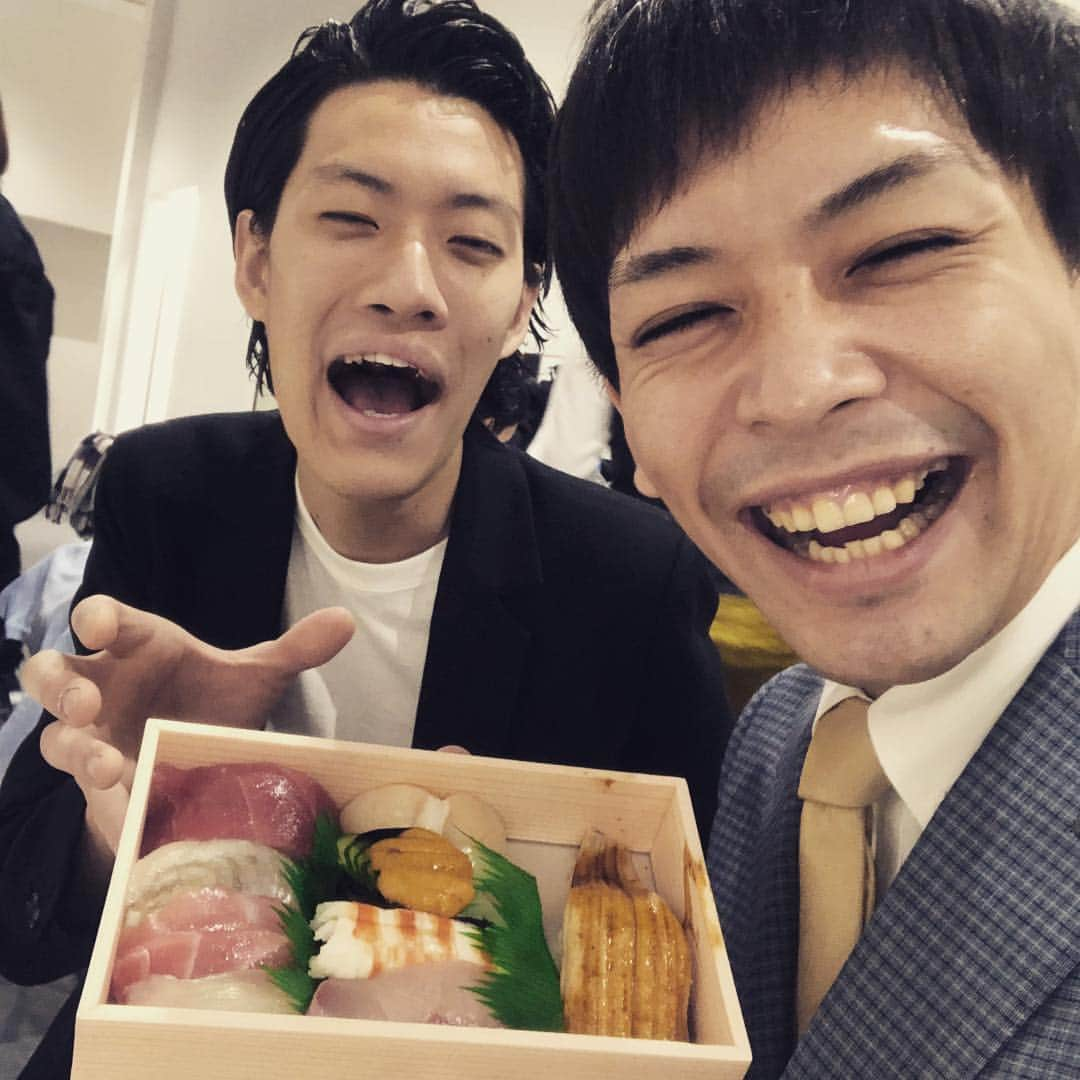 石井誠一さんのインスタグラム写真 - (石井誠一Instagram)「正月やからて 上 行くかね ただの最高やないかソッシー  #最高 #粗品 #寿司 #美味 #戌年 #良顔」1月2日 14時24分 - sayakaseiichi