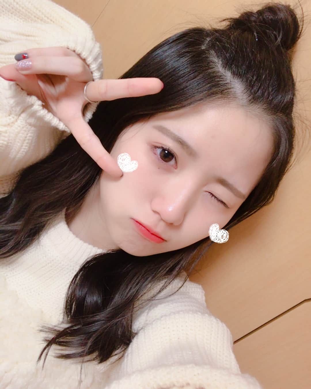 高寺沙菜のインスタグラム：「2018年初めのヘアアレンジは ハーフお団子した🐻💓 ネイルはピンクグレー💅🏻🐰 ネイルは#etudehouse 🦄  最近はオレンジチークに ハマってるよ〜🧡 #オレンジメイク #ヘアアレンジ  #ハーフお団子 #2018」
