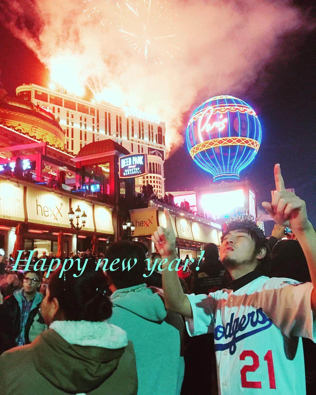 アキテリヤキのインスタグラム：「New year 2018 start!  #2018 #minivish  #happynewyear  #start #lasvegas  #lasvegasstrip  #countdown  #あけましておめでとうとございます #ミニビッシュ  #スタート #ラスベガス #カウントダウン #今年の目標 #ワールドチャンピオン」