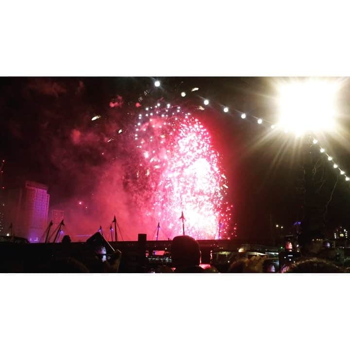 Yu-kiのインスタグラム：「Fireworks display in London of 2018 去年はチケットがなくてゲートの中に入れず、遠くから小さく見たfireworks。待つ時間は長かったけど、この15分間ノンストップの花火を近くで見たことは、私たちにとって一生忘れられない思い出になると思う。2018年2月21日で私のワーキングホリデーは終わる。30歳の時に日本以外で生活するって言うただそれだけの理由で渡英を決め、Londonに来てからもうすぐ2年、来て後悔は一切ない。この環境での2年は私自身を大きく成長させてくれたし、自分でも確信できるほど変わったと思う。今は出来るなら永住したいとまで思う。目の前にあるチャンスを掴むのは自分次第と言うことを実感した2017年。人生1度きり、いつ何が起こるか分からない。だからこそ後悔ない1日1日を。2018年、私はもっと充実した一年を好きな場所で過ごせる気がする。 3/5からまた日本で美容師もします。タイミング合えば出来るだけたくさんの人に会いたいな😌2018年もよろしくお願いします🙏🏻💚Yuuki」