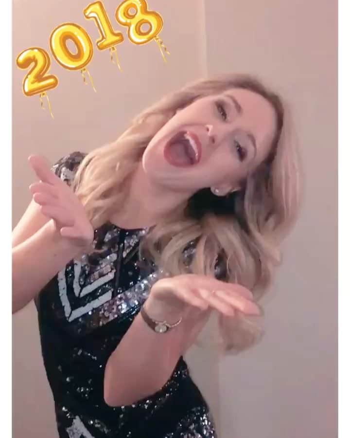 アレクシ・ギレスのインスタグラム：「Happy New Year!!! Here’s to our health, family, friends, love, adventures and new goals xoxo! ❤️😘🎉 • • • #newyear #happynewyear #2018 #health #happiness #skating #family #friends #love #smile #kisses #boston #NYE #happy #adventureawaits #boomerang」