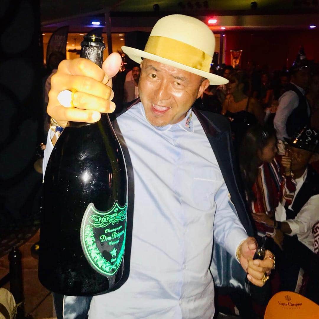 のインスタグラム：「#johnderrick #ジョンデリック#香港スタイル🇭🇰#hongkong ＃pimp#hawaii 🌺#シェラトンワイキキプール #カウントダウン」