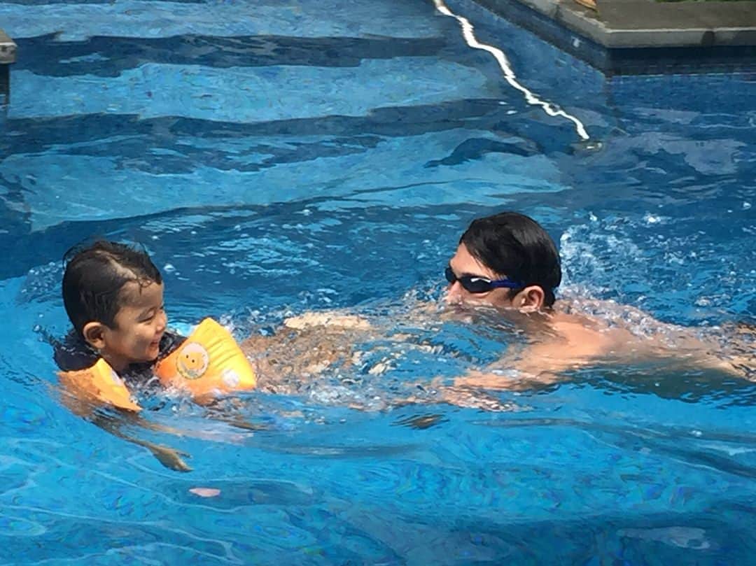 渡邊一輝のインスタグラム：「コンドミニアムのプールで🏊 3枚目はガチ勝負」