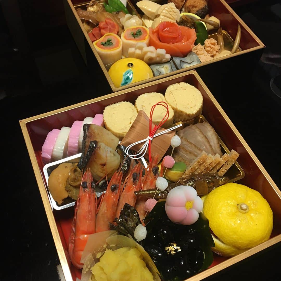 沢瀉美緒さんのインスタグラム写真 - (沢瀉美緒Instagram)「Traditional new year’s bento box 🍱  今年のおせちは京都のステイ先で。 なますや昆布締めが美味しかった‼️ そして、いつも食べている、 白味噌のお雑煮も💛 . . #osechi #osechiryori #お節 #お節料理 #kyoto #京都 #白味噌  #japanesetraditional」1月2日 11時27分 - mio_omodaka