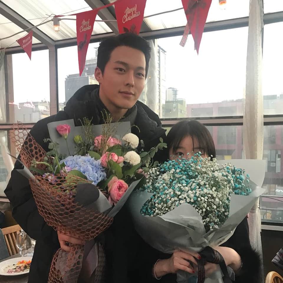 のインスタグラム：「나는 분명히 기용이랑 사진을 찍은거 같은데.. 흠...???!🤔 새해 시작부터 파묻혀 버렸지만 우리 감독님 작가님을 예쁘게 담아서 뿌듯💓😇💓」