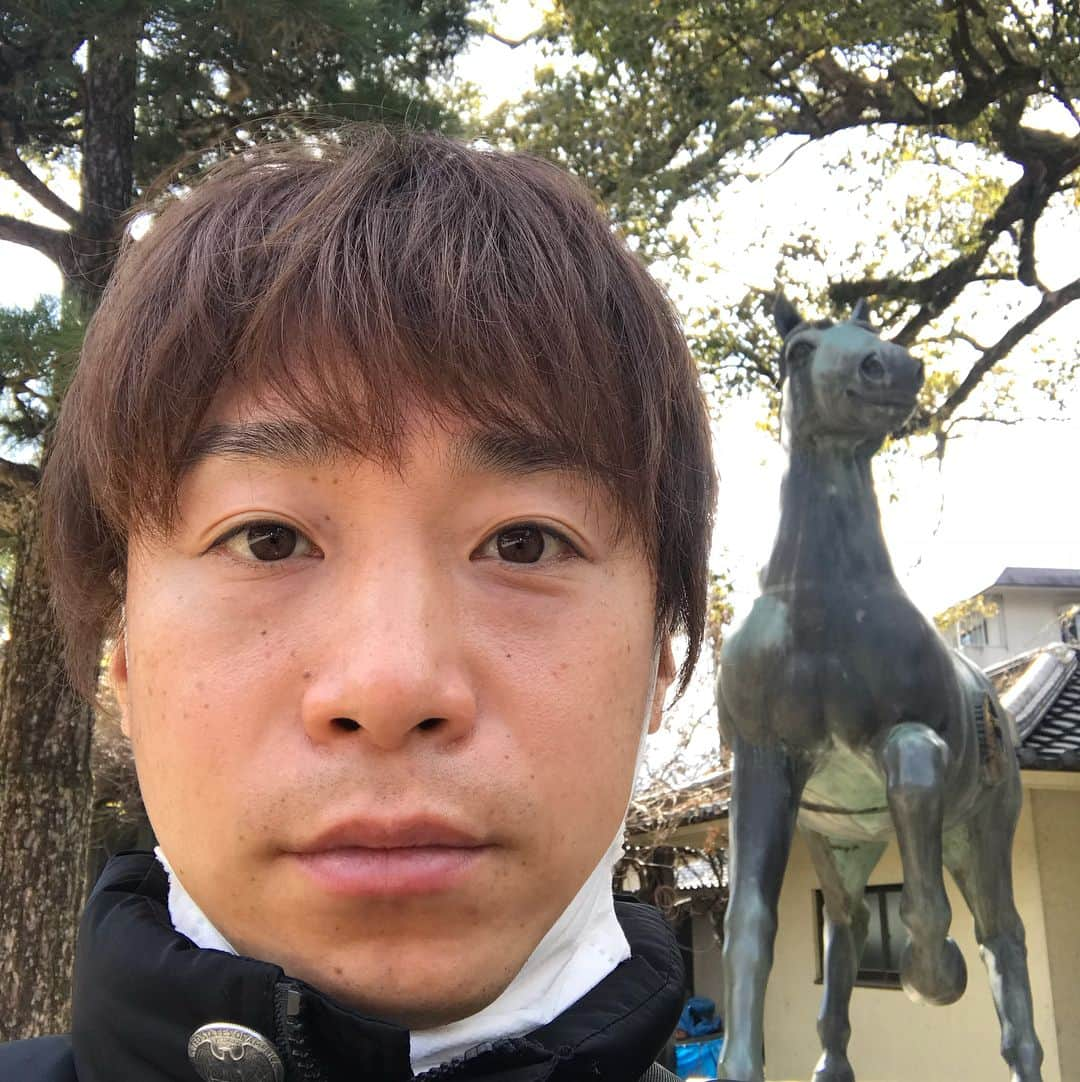 池添謙一さんのインスタグラム写真 - (池添謙一Instagram)「謹賀新年🎍 2018年明けましておめでとうございますm(_ _)m 今年も自分なりに頑張っていくんでよろしくです🐴 去年は1年怪我なく乗れたのは良かったし桜花賞勝つまでは良かったけどそれ以降重賞勝ててないし今年はでかいところも勝ち鞍も増やせるよう頑張ります🏇 明日から仕事で初乗りです🐴 みなさんも今年頑張っていきましょう‼︎ 毎年恒例 #藤森神社  #男の子に声かけられて騎手になりたい言われて写真撮った それまで現役で頑張ろう」1月2日 13時19分 - kenchan.0723