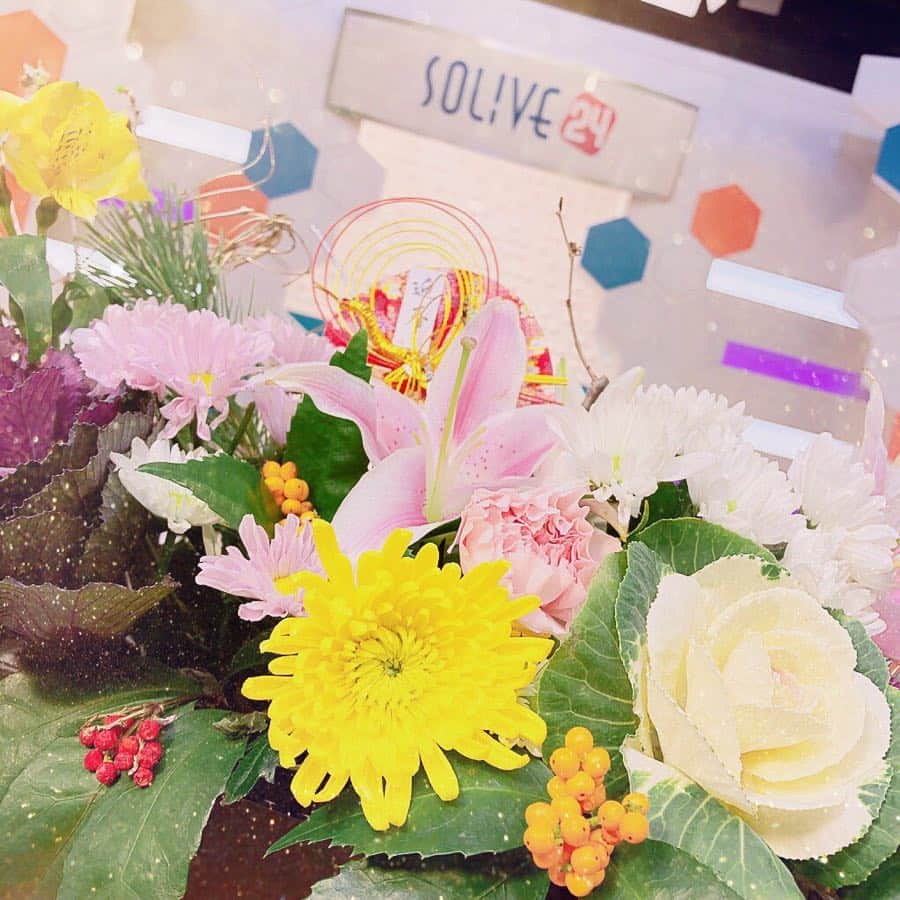 山岸愛梨さんのインスタグラム写真 - (山岸愛梨Instagram)「今年もスタジオにはお花が！可愛くてテンション上がる(๑˃̵ᴗ˂̵)さーやん毎年ありがとう♡  #2018 #今年もよろしく #あけおめことよろ #スタジオ #お花」1月3日 0時52分 - airi_yamagishi