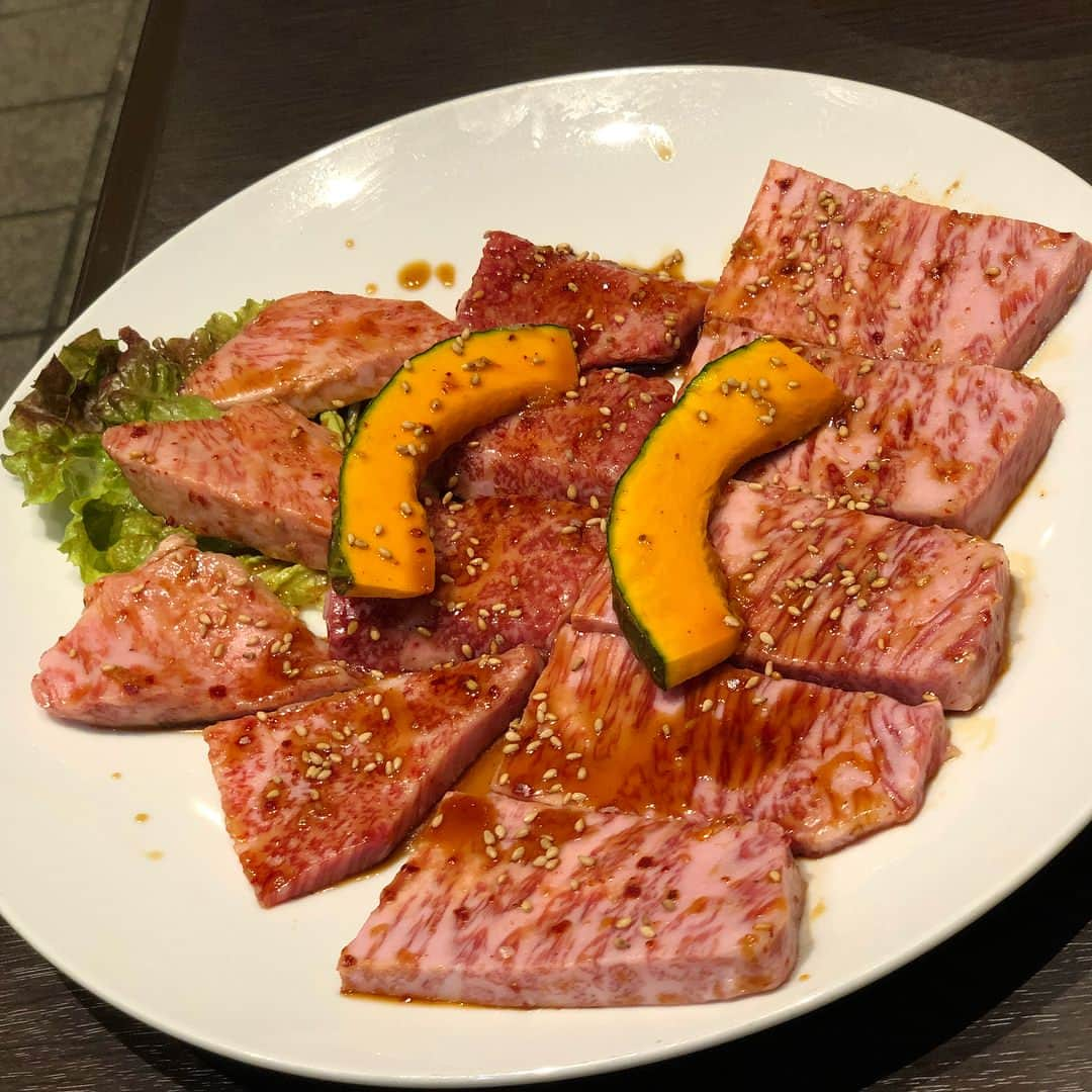 牧丈一郎のインスタグラム：「僕の世界で一番大好きな、世界で一番美味しい焼肉屋さんです。 #0歳から#の付き合い#阪神#ファンで#喜んで#もらえて#ほんまによかった #改めて#強く#頑張ろって#思った」